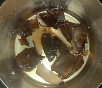 旨み凝縮!キクラゲと干し椎茸の極上味噌汁の作り方の写真