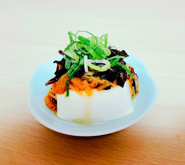 コリッとろ食感！キクラゲとなめ茸の豆腐がけの写真
