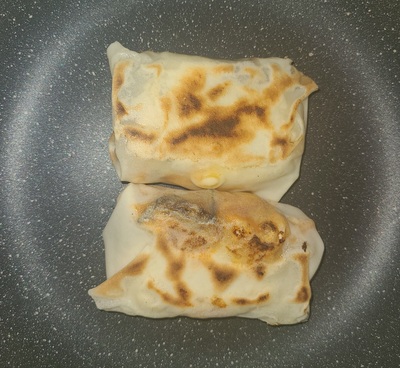春巻きの皮でパリッ&コリッ!食感が楽しいキクラゲのブリトーの作り方の写真