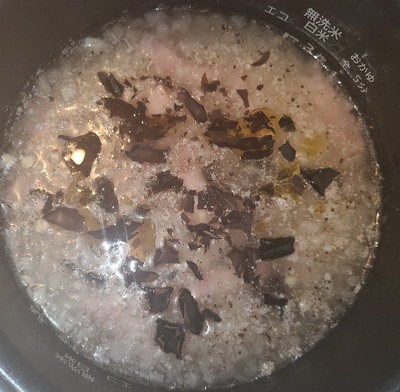 キクラゲ×バター！食感と香りを楽しむ洋風炊き込みご飯の作り方の写真