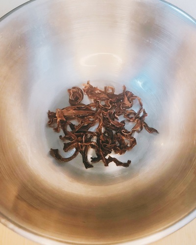 梅の酸味が爽やか！鰹香る和風きくらげ梅あえの作り方の写真