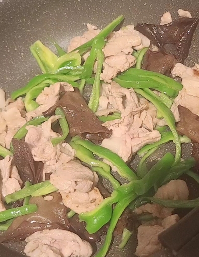 夏バテ対策!豚肉とキクラゲのスタミナ炒めの作り方の写真