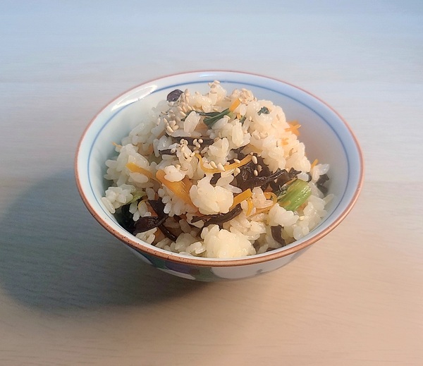 食感が楽しい！キクラゲと野菜のごま味噌混ぜご飯の写真