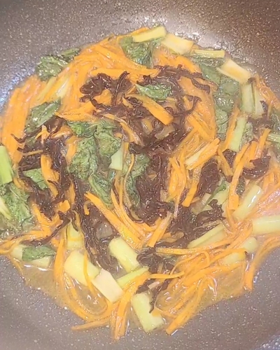 食感が楽しい！キクラゲと野菜のごま味噌混ぜご飯の作り方の写真