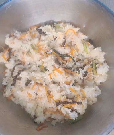食感が楽しい！キクラゲと野菜のごま味噌混ぜご飯の作り方の写真