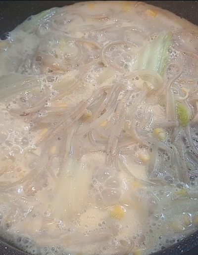 ワンパン豆乳キクラゲうどんの作り方の写真