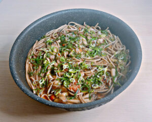 秋香る3＋1種のきのこの旨みたっぷり！豚バラとキクラゲうどんの写真