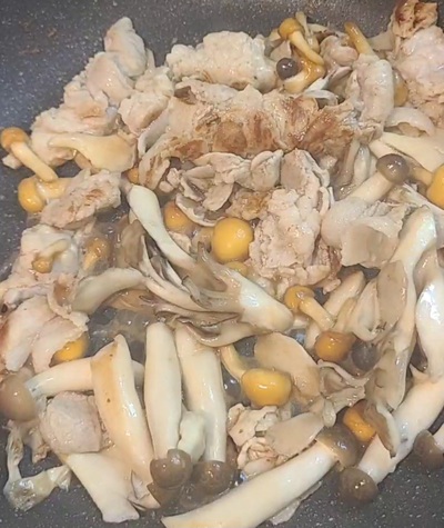 秋香る3+1種のきのこの旨みたっぷり!豚バラとキクラゲうどんの作り方の写真