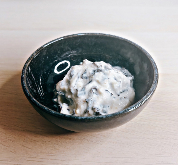 白と黒が織り成す、キクラゲと豆腐の胡麻クリーム和えの写真