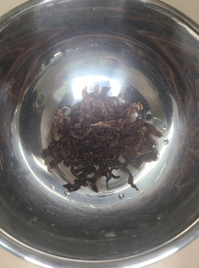 白と黒が織り成す、キクラゲと豆腐の胡麻クリーム和えの作り方の写真