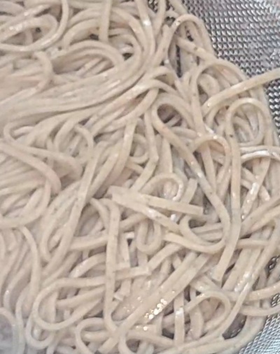 香ばし醤油と濃厚バターが絡む、焼きバターキクラゲうどんの作り方の写真