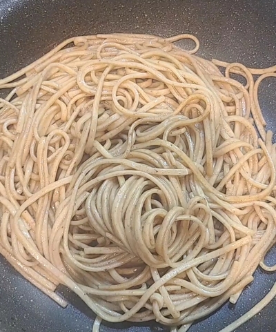 香ばし醤油と濃厚バターが絡む、焼きバターキクラゲうどんの作り方の写真