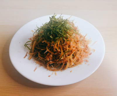 香ばし醤油と濃厚バターが絡む、焼きバターキクラゲうどんの作り方の写真