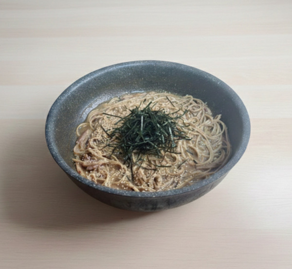 オイルサーディンの旨味溢れる、キクラゲ麺の濃厚ガリバタ和風うどんの写真