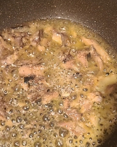 オイルサーディンの旨味溢れる、キクラゲ麺の濃厚ガリバタ和風うどんの作り方の写真