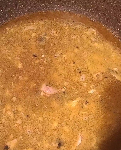 オイルサーディンの旨味溢れる、キクラゲ麺の濃厚ガリバタ和風うどんの作り方の写真