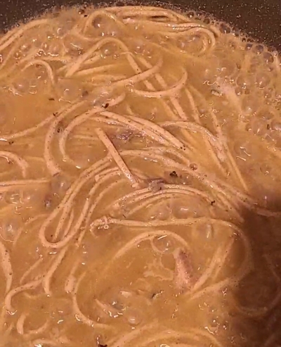 オイルサーディンの旨味溢れる、キクラゲ麺の濃厚ガリバタ和風うどんの作り方の写真