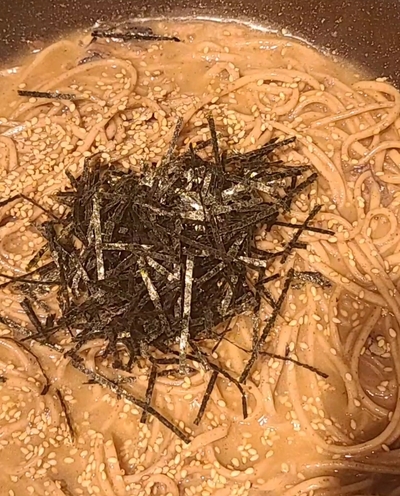 オイルサーディンの旨味溢れる、キクラゲ麺の濃厚ガリバタ和風うどんの作り方の写真