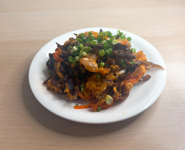 パパッと一品。ご飯が進む「キクラゲのスピードキム玉炒め」の写真