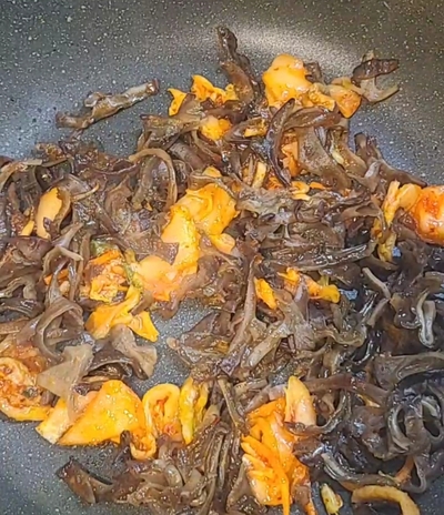 パパッと一品。ご飯が進む「キクラゲのスピードキム玉炒め」の作り方の写真