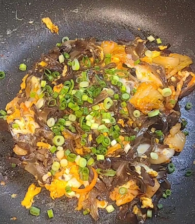 パパッと一品。ご飯が進む「キクラゲのスピードキム玉炒め」の作り方の写真
