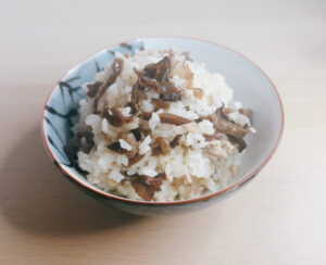 コリコリ食感が魅力！豚ひき肉とキクラゲの旨味炊き込みご飯の写真