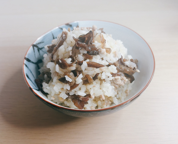 コリコリ食感が魅力！豚ひき肉とキクラゲの旨味炊き込みご飯の写真