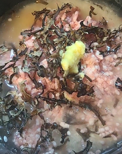 コリコリ食感が魅力！豚ひき肉とキクラゲの旨味炊き込みご飯の作り方の写真