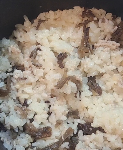 コリコリ食感が魅力！豚ひき肉とキクラゲの旨味炊き込みご飯の作り方の写真